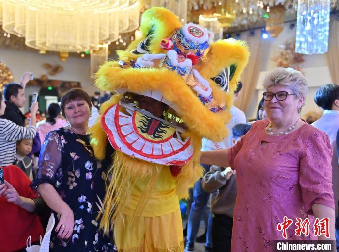 獅子舞の獅子と記念寫真を撮影するロシア人観光客（撮影?張瑤）。