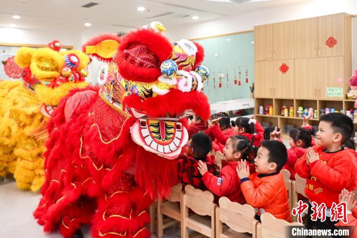 獅子舞に切り絵、子供たちが伝統文化を実體験　重慶